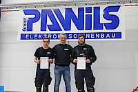 Pawils Lehrlinge zeigen ihren Gesellenbrief Pawils Lehrlinge zeigen ihren Gesellenbrief