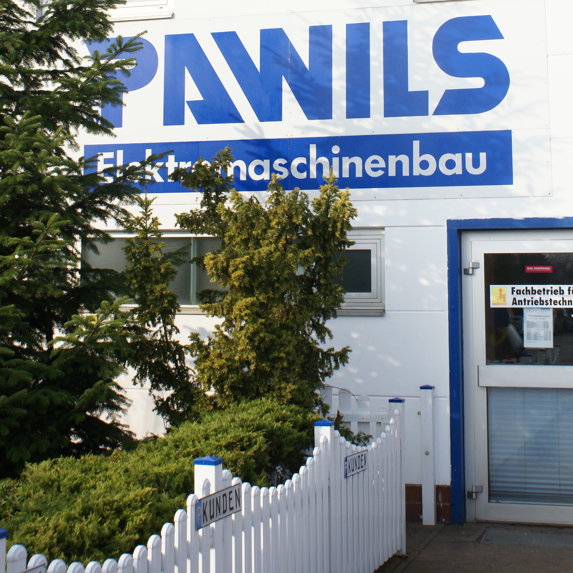 Pawils Eingangstür mit Logo