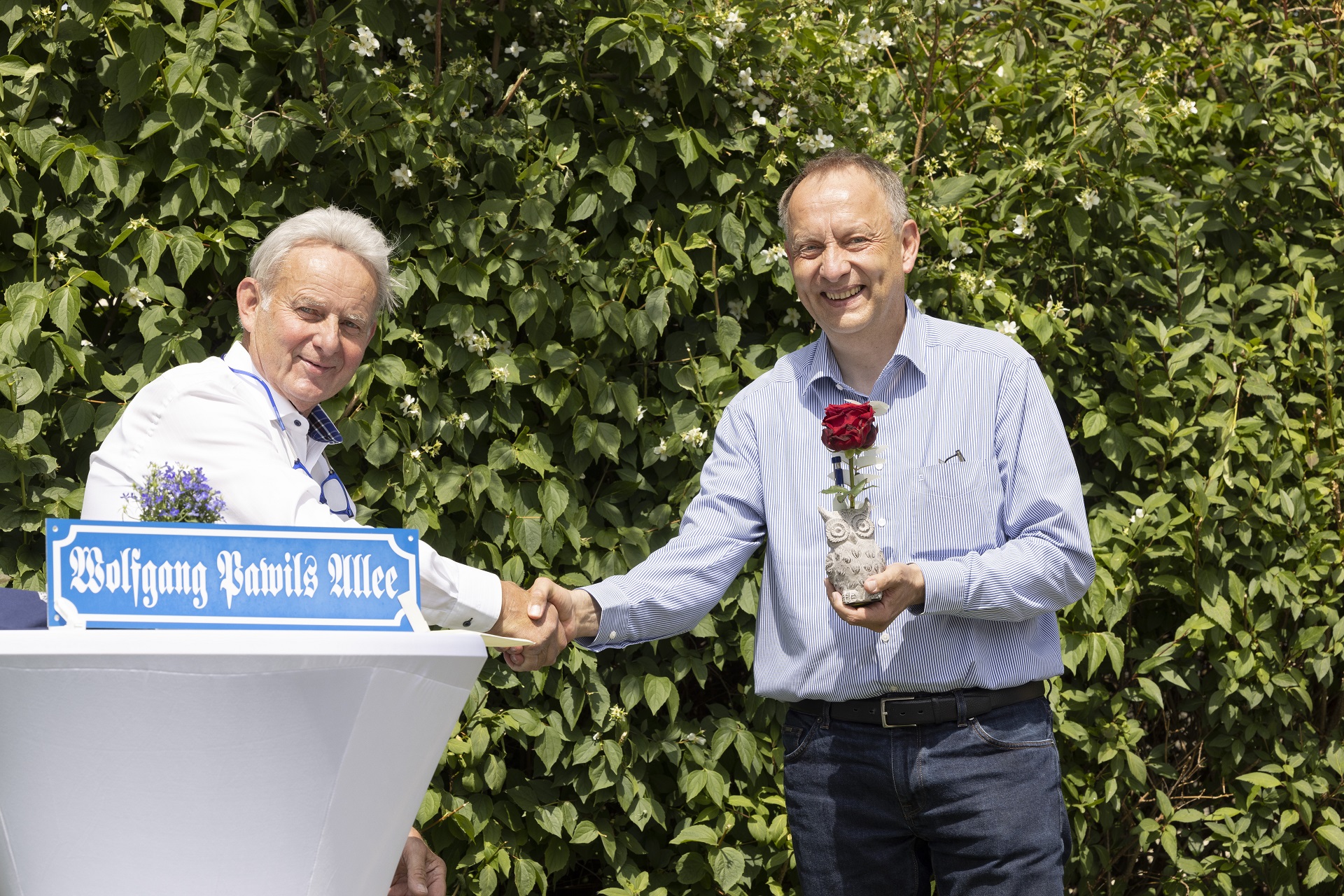 Peiner Bürgermeister Klaus Saemann gratuliert Wolfgang Pawils
