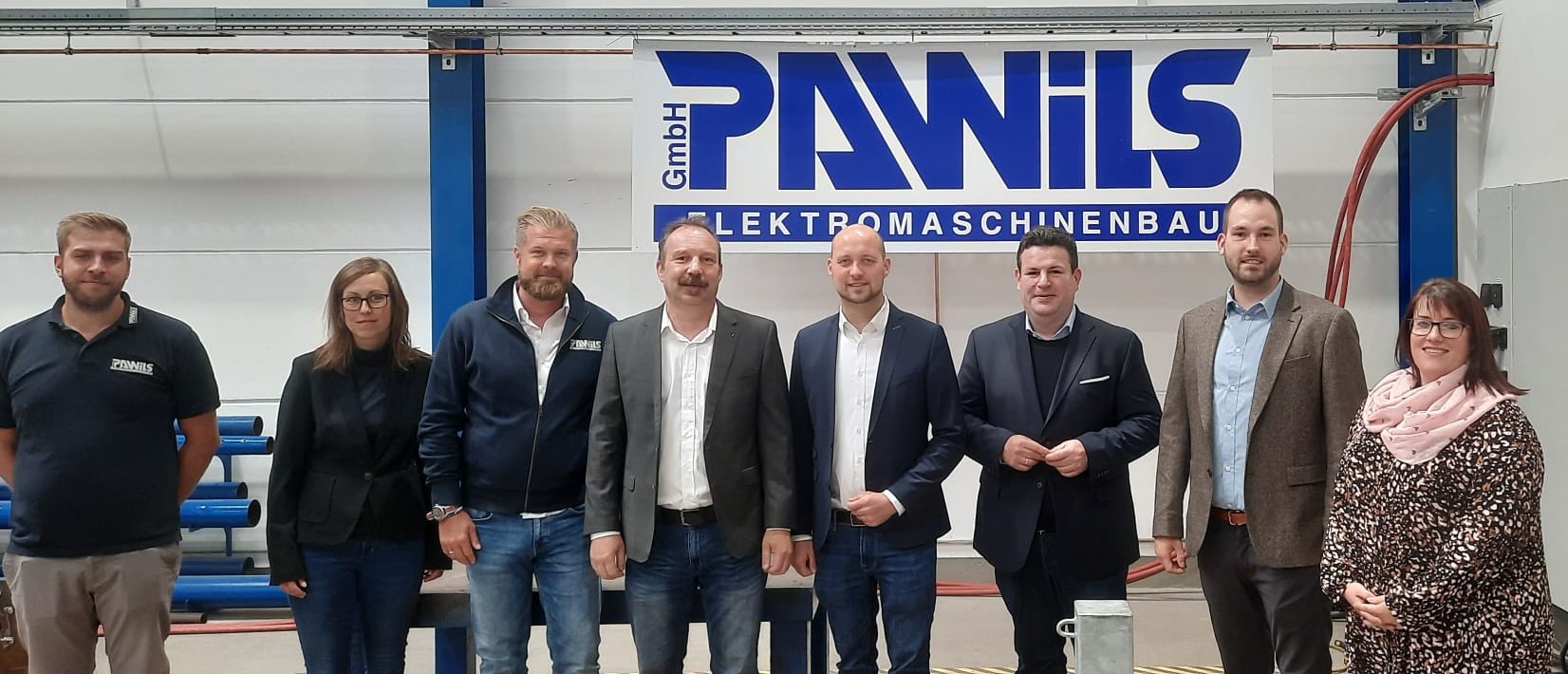 Ein Gruppenbild zum Abschied Zum Abschied gab es noch ein Gruppenbild, vor unserem Logo, direkt in unserer Werkstatt.
